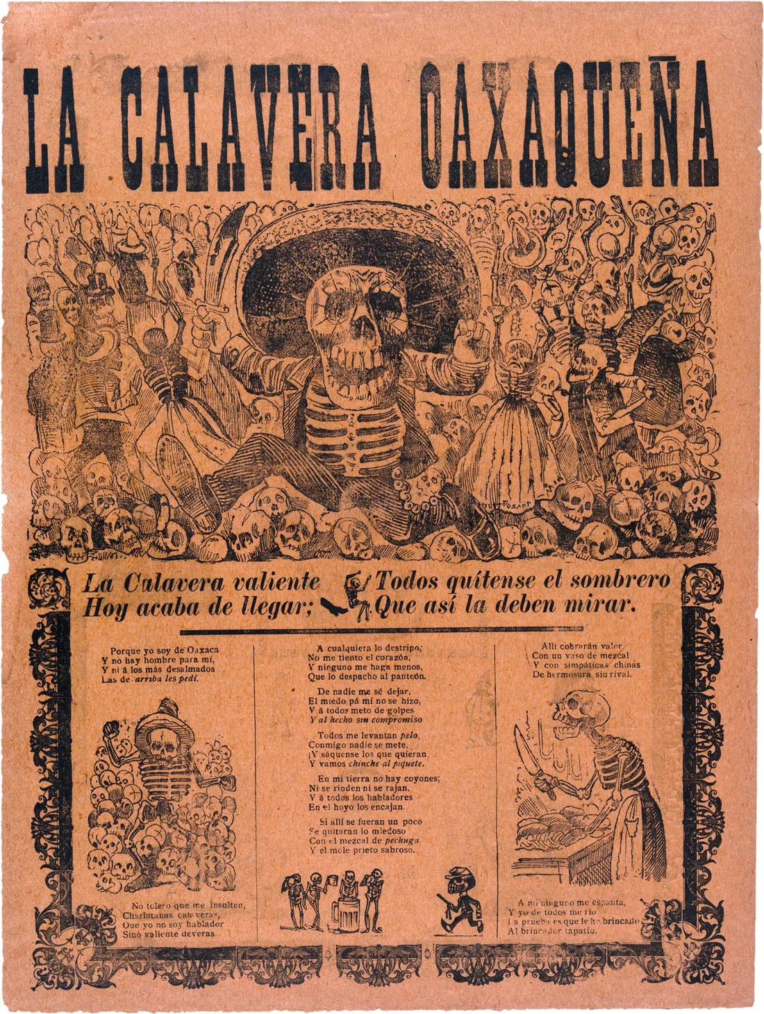 Hoja volante «La calavera oaxaqueña» impresa en papel color salmón: un esqueleto vestido de charro, con sombrero enorme, blande un machete en medio de una multitud de calaveras; debajo, la copla «La Calavera valiente hoy acaba de llegar» y tres columnas con la letra de la canción, entre viñetas de esqueletos y una orla ornamentada