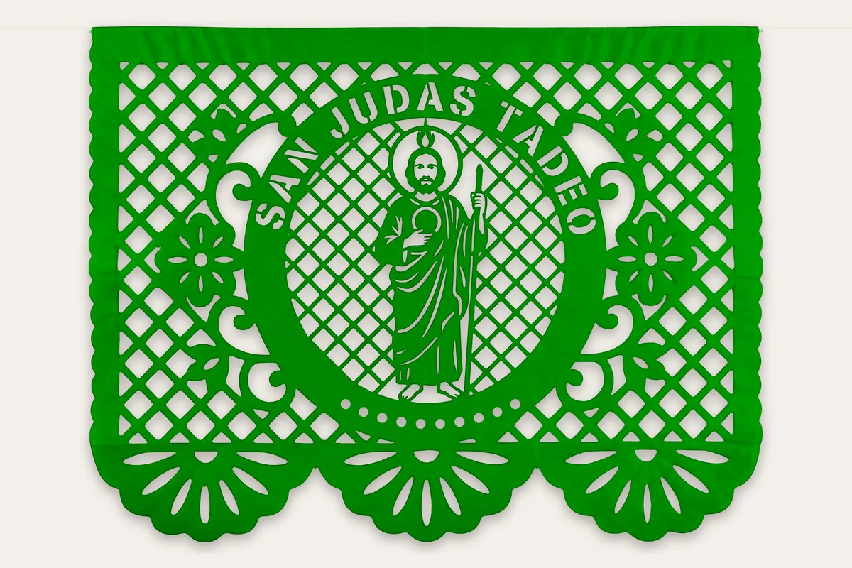 Hoja de papel picado verde con San Judas Tadeo dentro de un medallón con su nombre calado