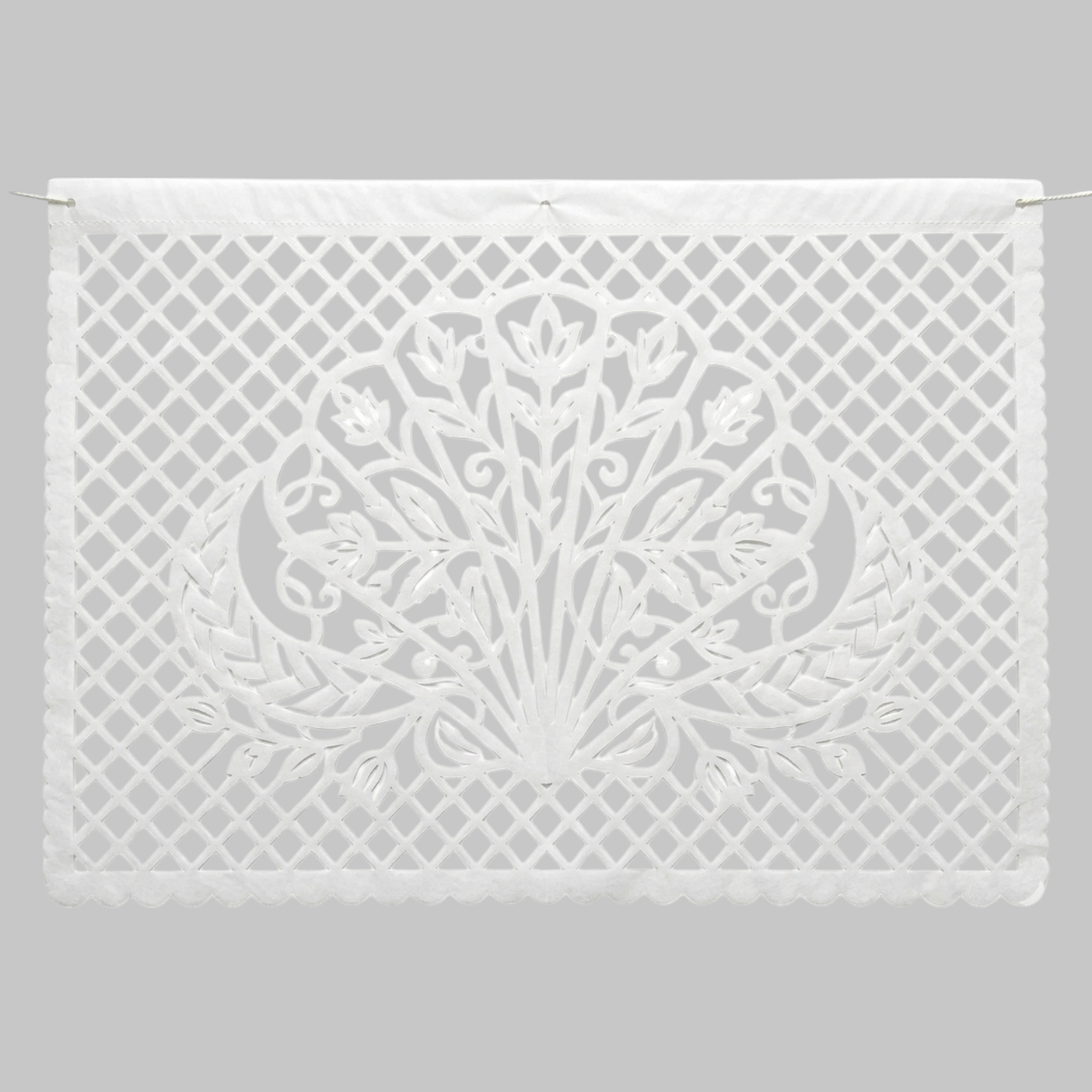 Pureza y elegancia en un abanico floral. Su diseño intrincado evoca la delicadeza del encaje de un velo nupcial, envolviendo la atmósfera de misterio y romance
