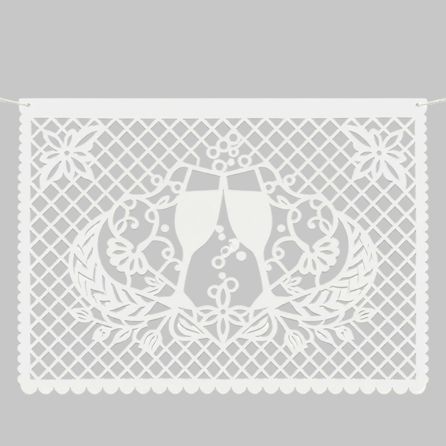 El momento exacto de la celebración. Este diseño calado muestra dos copas chocando, con burbujas que suben, representando la alegría compartida y los buenos deseos.