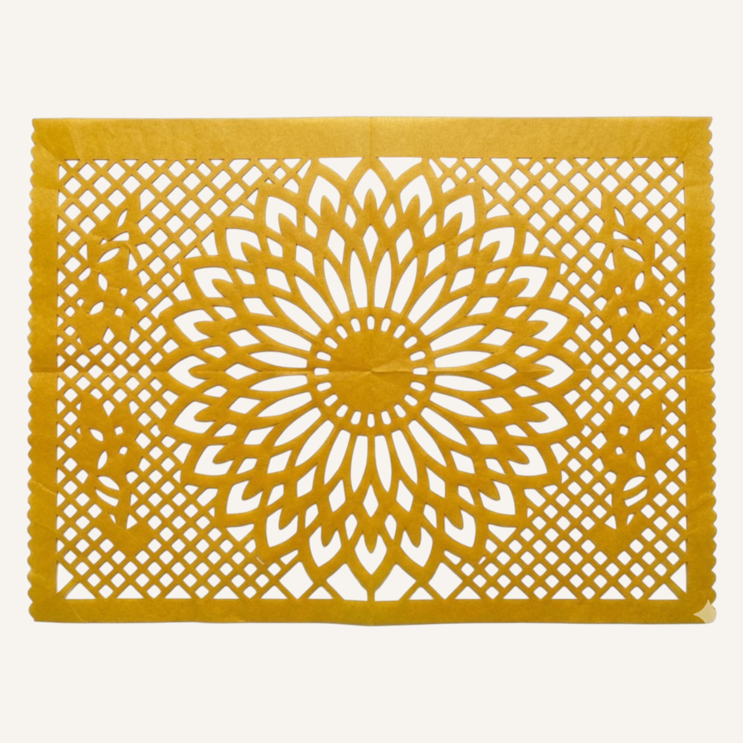 Papel picado artesanal con girasol de pétalos radiantes, calado tradicional en papel fucsia