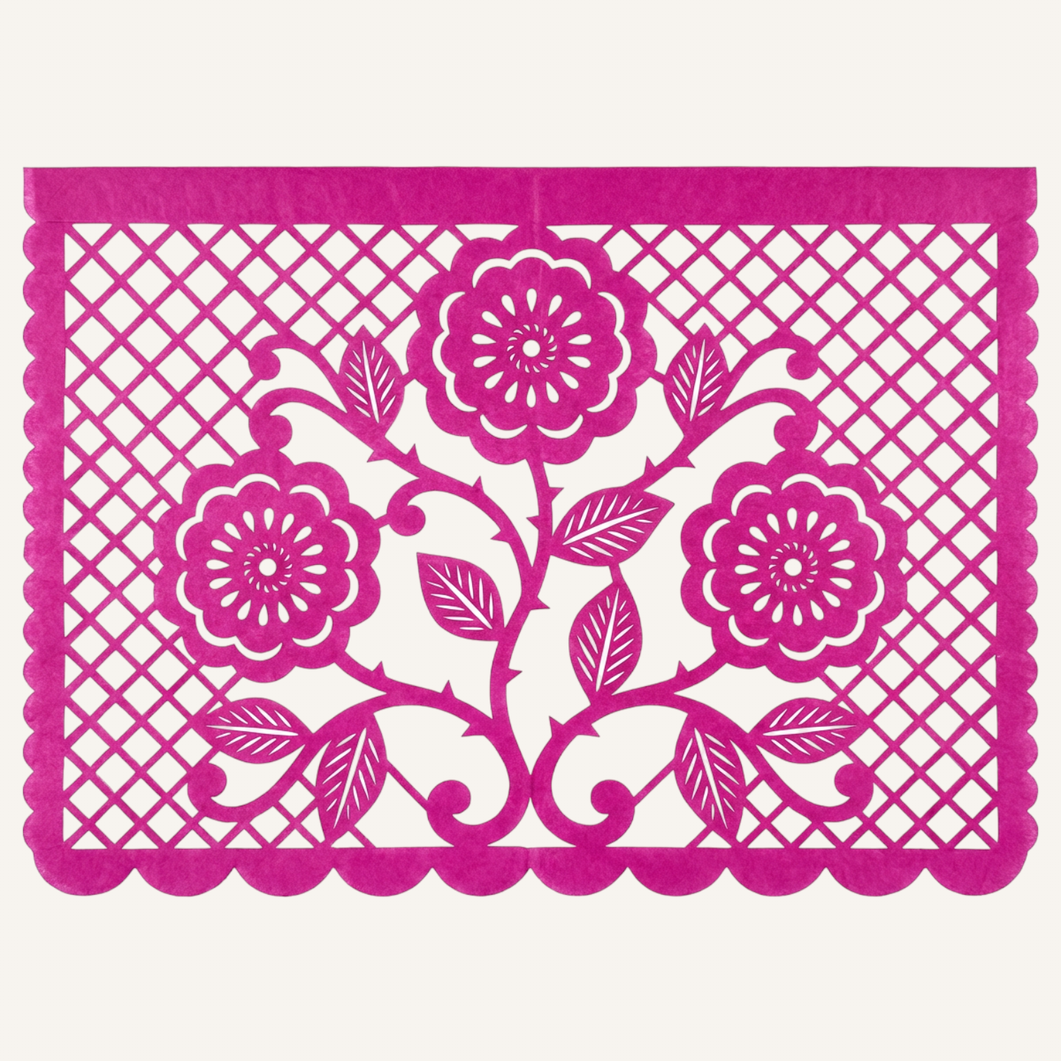 Papel picado artesanal con enredadera de rosas poblanas, diseño romántico en papel rosa mexicano