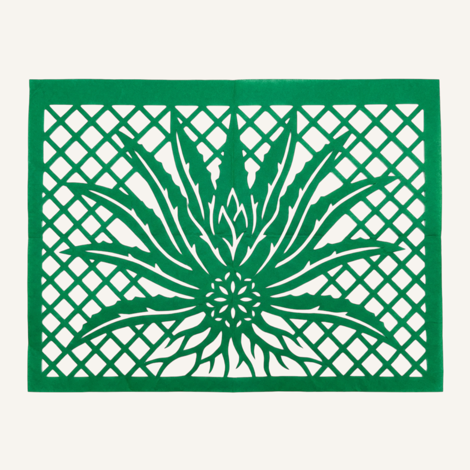 Papel picado artesanal con agave maguey, planta icónica mexicana calada en papel verde