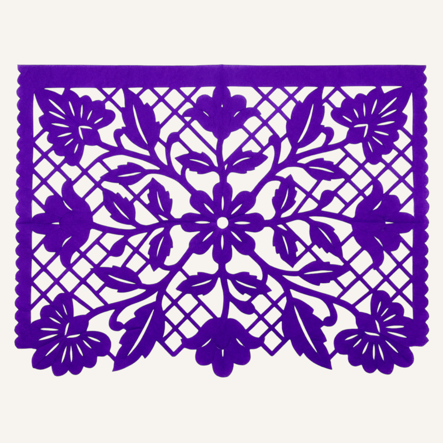 Papel picado artesanal con composición de cruz floral simétrica, flores y capullos en papel morado