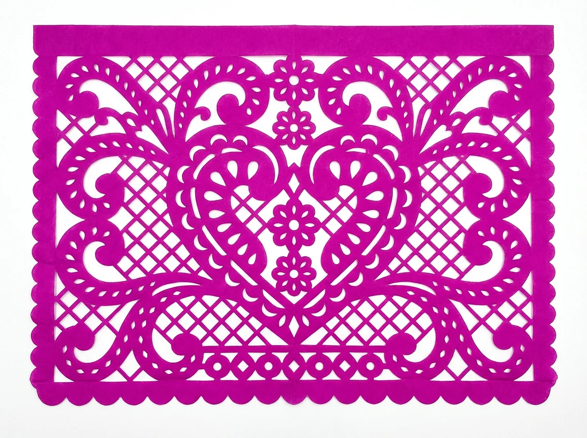 Corazón barroco central enmarcado por volutas y florituras simétricas. El nepantla, el centro de la devoción mexicana.