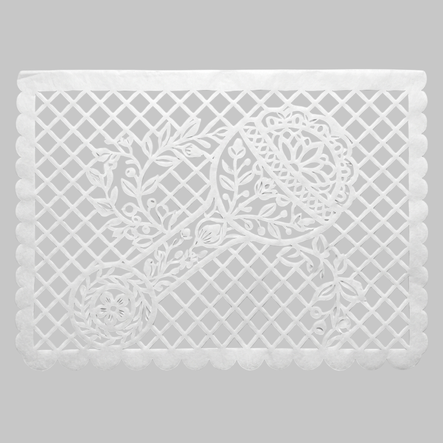 Un diseño delicado que presenta una sonaja tradicional adornada con detalles de hojas y flores, simbolizando el juego y la felicidad por el nuevo integrante de la familia.