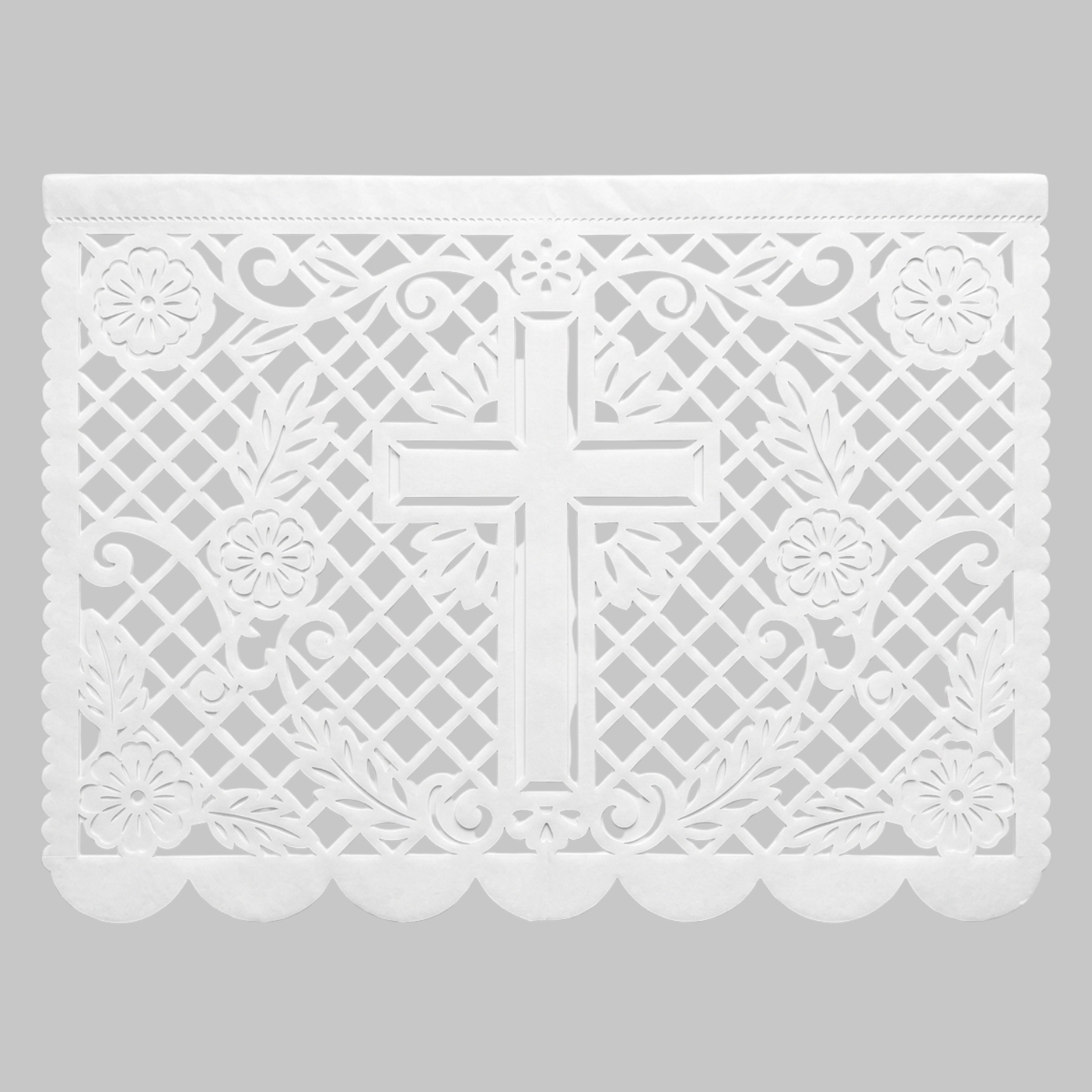 Un diseño clásico y solemne con una cruz central rodeada de motivos florales y un enrejado fino, ideal para bautizos o confirmaciones.