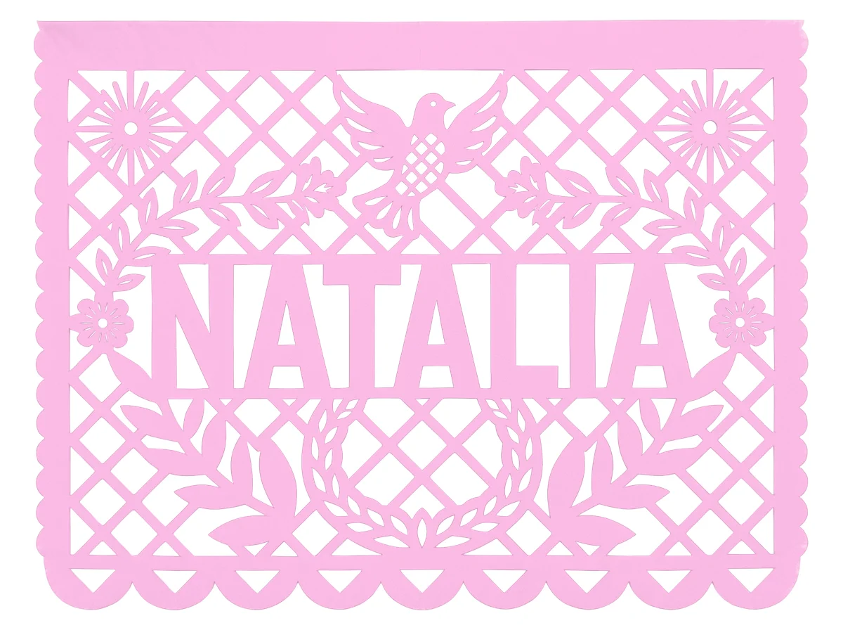 Diseño personalizado con el nombre del festejado al centro, enmarcado por una paloma, soles y una corona de laurel sobre rejilla de rombos; ideal para bautizos, primeras comuniones y cumpleaños.