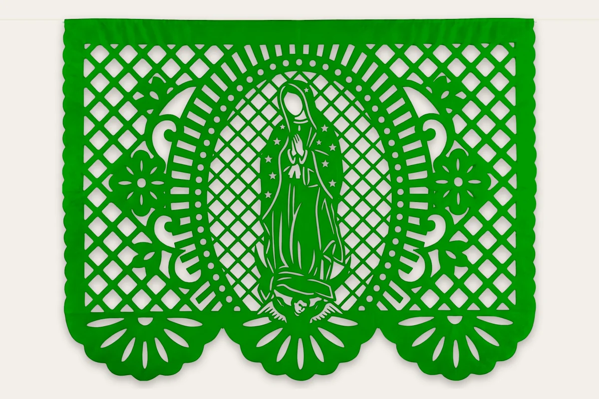 Hoja de papel picado verde bandera con la Virgen de Guadalupe de cuerpo entero en un óvalo con resplandor